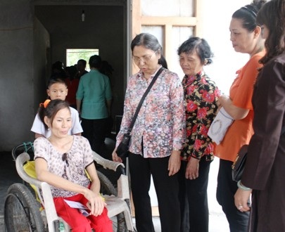 Chị Hiền phấn khởi vì từ nay mẹ con chị sẽ được sinh sống trong căn nhà chắc chắn.