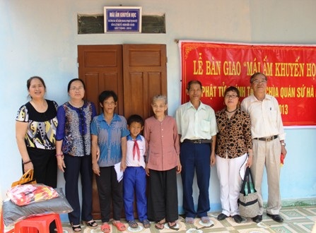 Chị Hiền phấn khởi vì từ nay mẹ con chị sẽ được sinh sống trong căn nhà chắc chắn.