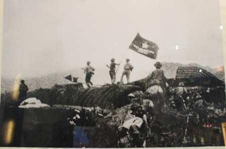 Cắm cờ chiến thắng trên cụm cứ điểm Điện Biên Phủ