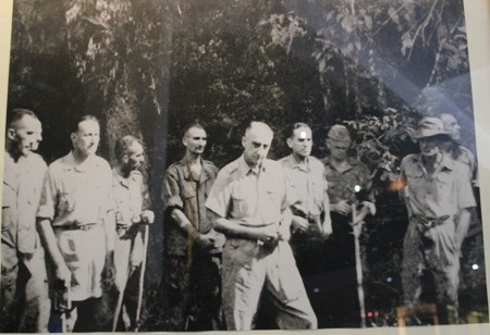 Các tướng lĩnh Pháp ra đầu hàng.