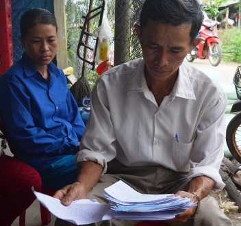 Người dân Nhĩ Trung giải bày thắc mắc trước lãnh đạo UBND huyện và Công an huyện 