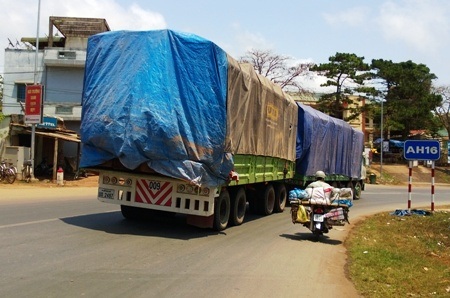 Xe chở gỗ bịt kín lưu thông trên đường