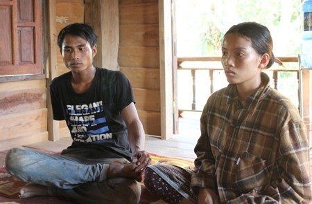 Vợ chồng anh Hang, chị Thương bẫn đau buồn khi mất đứa con đầu lòng