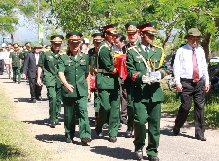Tiếp nhận và an táng 11 hài cốt liệt sĩ Việt Nam hy sinh tại Lào - 1 Các cán bộ, chiến sĩ tiếp nhận và đưa hài cốt các liệt sĩ vào nghĩa trang an táng