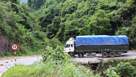 Nhiều đoạn đường bị hư hỏng, xuống cấp khá nghiêm trọng