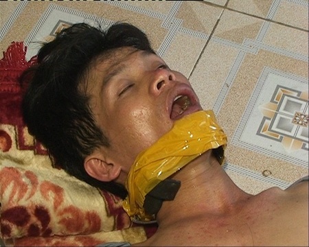 Đối tượng bị công an ập vào bắt giữ khi đang trong tình trạng phê thuốc