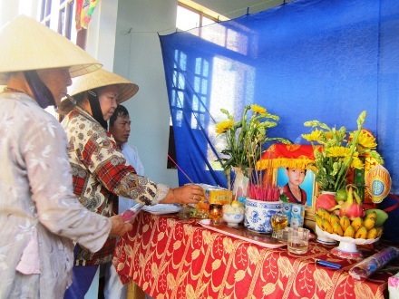 Bà con, xóm làng đến đưa tiễn những đứa trẻ xấu số
