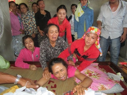 Chị Nhàn khóc ngất trước sự ra đi của 2 đứa con