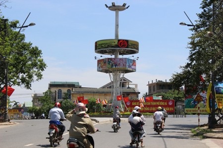 Người đi đường phải đeo khẩu trang, che mặt kín mít để tránh nắng