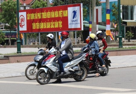 Người đi đường phải đeo khẩu trang, che mặt kín mít để tránh nắng