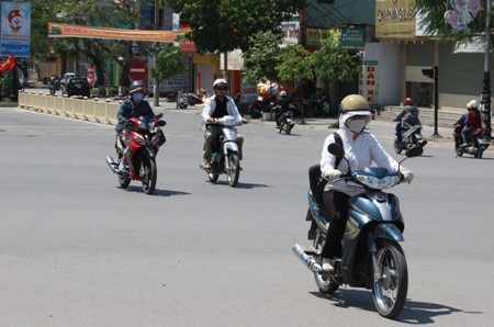 Người đi đường phải đeo khẩu trang, che mặt kín mít để tránh nắng