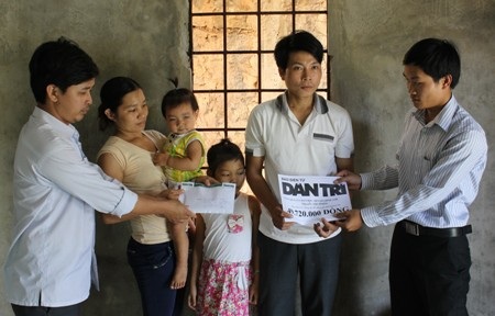 PV Dân trí cùng đại diện chính quyền phường Đông Lễ trao 