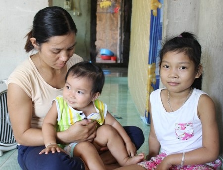 PV Dân trí cùng đại diện chính quyền phường Đông Lễ trao 