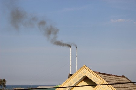 Lượng khí thoát ra từ 2 ống khói này tỏa vào khu dân cư tạo thành mùi hôi kinh khủng