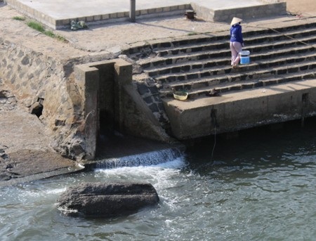 Người dân địa phương sử dụng nguồn nước không đảm bảo vệ sinh