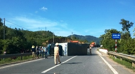 Đang lưu thông, xe tải chở hàng bị lật nghiêng - 1 Chiếc xe ôtô tải nằm chắn ngang đường