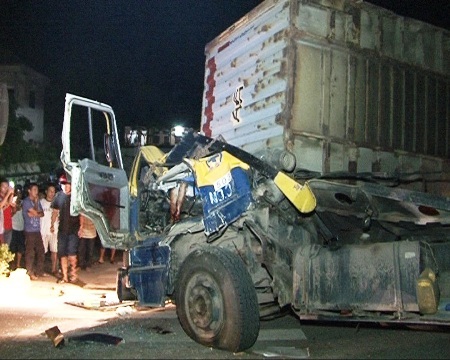 Xe container tự gây tai nạn, tài xế tử vong - 1 Xe container bị biến dạng phần đầu