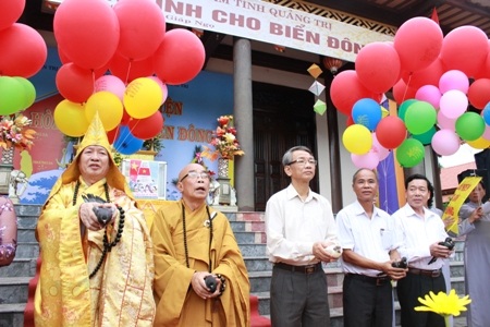 Thả bồ câu mang khát vọng hòa bình