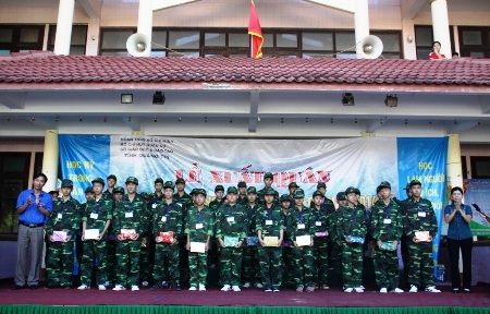 Ban tổ chức trao quà để động viên các “chiến sĩ nhí” tham gia chương trình học trong quân đội.