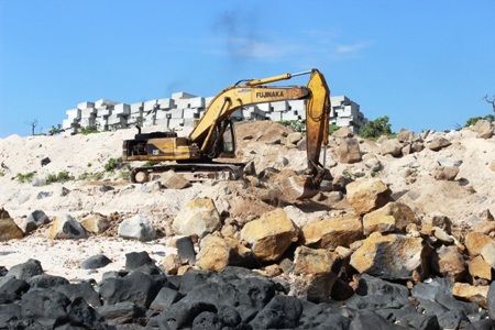 Đơn vị thi công đang tiến hành xây dựng hệ thống kè trên đảo