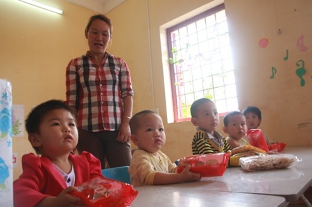 Một góc Cồn Cỏ, nhìn từ phía trên với hệ thống nhà công vụ nằm sát biển cùng với màu xanh của rừng