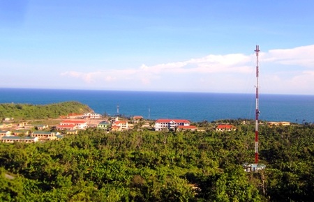 Một góc Cồn Cỏ, nhìn từ phía trên với hệ thống nhà công vụ nằm sát biển cùng với màu xanh của rừng