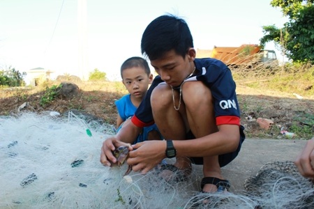 Đơn vị thi công đang tiến hành xây dựng hệ thống kè trên đảo