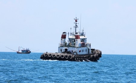 Tàu cá của ngư dân ra khơi đánh bắt và luôn có sự hiển diện của tàu tuần tiểu để đảm bảo an toàn