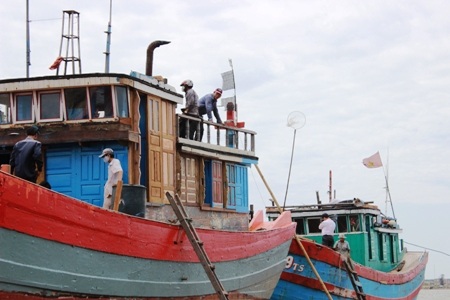 Tàu Trung Quốc càng hung hăng gây hấn thì ngư dân Việt Nam càng kiên cường bám biển