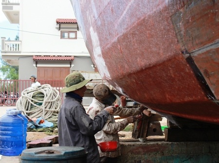 Vỏ tàu đang được công nhân gia cố thêm