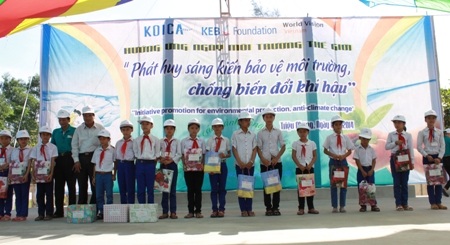 Ban tổ chức trao giải thưởng cho các em học sinh tham gia cuộc thi vẽ tranh Điều em muốn nói