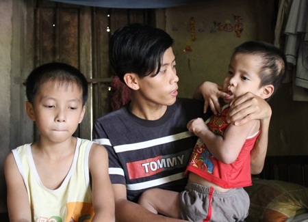 Từ khi sinh ra, cháu Tứ đã mắc phải căn bệnh bại não và phải có người ở bên cạnh chăm sóc