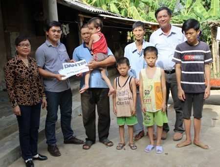 PV Dân trí và lãnh đạo Hội Khuyến học tỉnh Quảng Trị, UBND xã Triệu Long trao tận tay