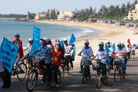 Gần 2.000 người mít tinh hưởng ứng “Tuần lễ biển, hải đảo…” - 4 Đạp xe kêu gọi xã hội chung tay bảo vệ môi trường sống đang bị chính con người hủy hoại.