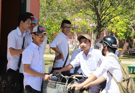 Nhiều em phấn khởi vì mình hoàn thành tốt bài thi. ȨẢnh: Đăng Đức)