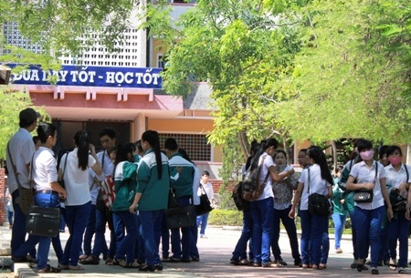 Kết thúc buổi thi, nhiều thí sinh vẫn trao đổi, thảo luận về điểm mớiȠcủa đề thi Ngoại ngữ năm nay.