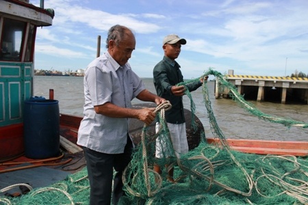Những tấm lưới đánh cá, cũng là tài sản lớn của ngư dân bị hư hỏng nặng