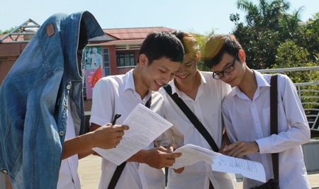 Thí sinh trao đổi sau buổi thi Hóa. (Ảnh: Đăng Đức)