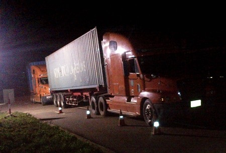 Container vượt tải trọng, gây cản trở hoạt động tại trạm cân - 1 Đã chở quá trọng tải cho phép, những lái xe này còn cố tình cản trở hoạt động tại trạm cân.