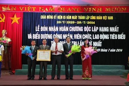 Liên đoàn Lao động tỉnh Quảng Trị vinh dự đón nhận danh hiệu cao quý do Đảng và Nhà nước trao tặng