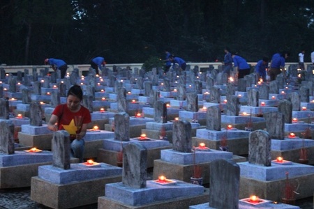 Thế hệ trẻ Quảng Trị thắp nến tri ân các anh hùng, liệt sĩ tại Nghĩa trang Trường Sơn