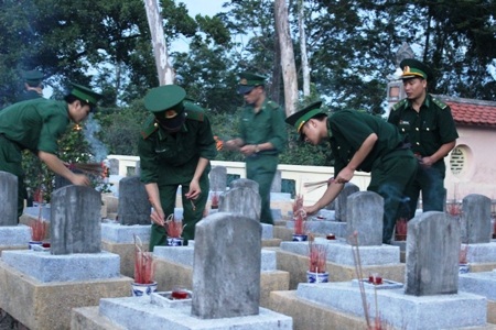 Lực lượng quân nhân và đoàn viên Sư đoàn 968 thắp hương lên phần mộ các anh hùng, liệt sĩ