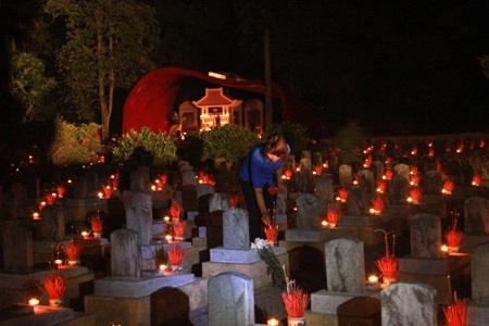 Những ánh nến ấm lòng được thắp lên phần mộ các liệt sĩ