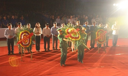 Các đại biểu dâng hương, dâng hoa viếng các liệt sĩ