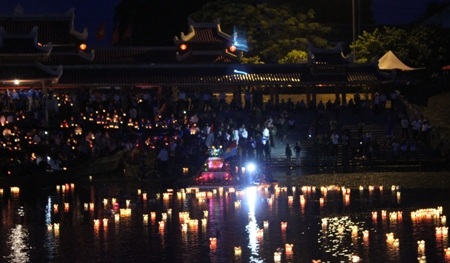 Những ánh nến ấm lòng được thắp lên phần mộ các liệt sĩ