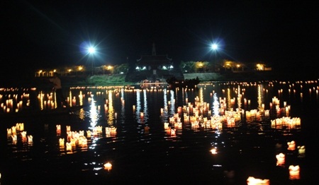 Những ánh nến ấm lòng được thắp lên phần mộ các liệt sĩ