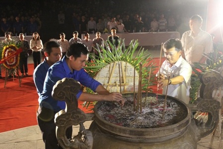 Các đại biểu dâng hương, dâng hoa viếng các liệt sĩ