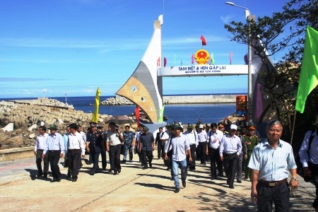 Đông đảo cán bộ, nhân dân hân hoan trong ngày kỷ niệm 10 năm thành lập đảo