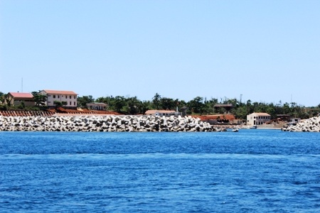 Đảo Cồn Cỏ (nhìn từ hướng đất liền) vững vàng giữa trùng khơi