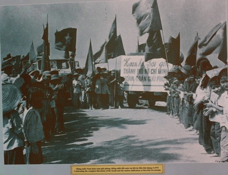 Nhân dân 2 miền hân hoan trong ngày thống nhất (Ảnh Tư liệu)